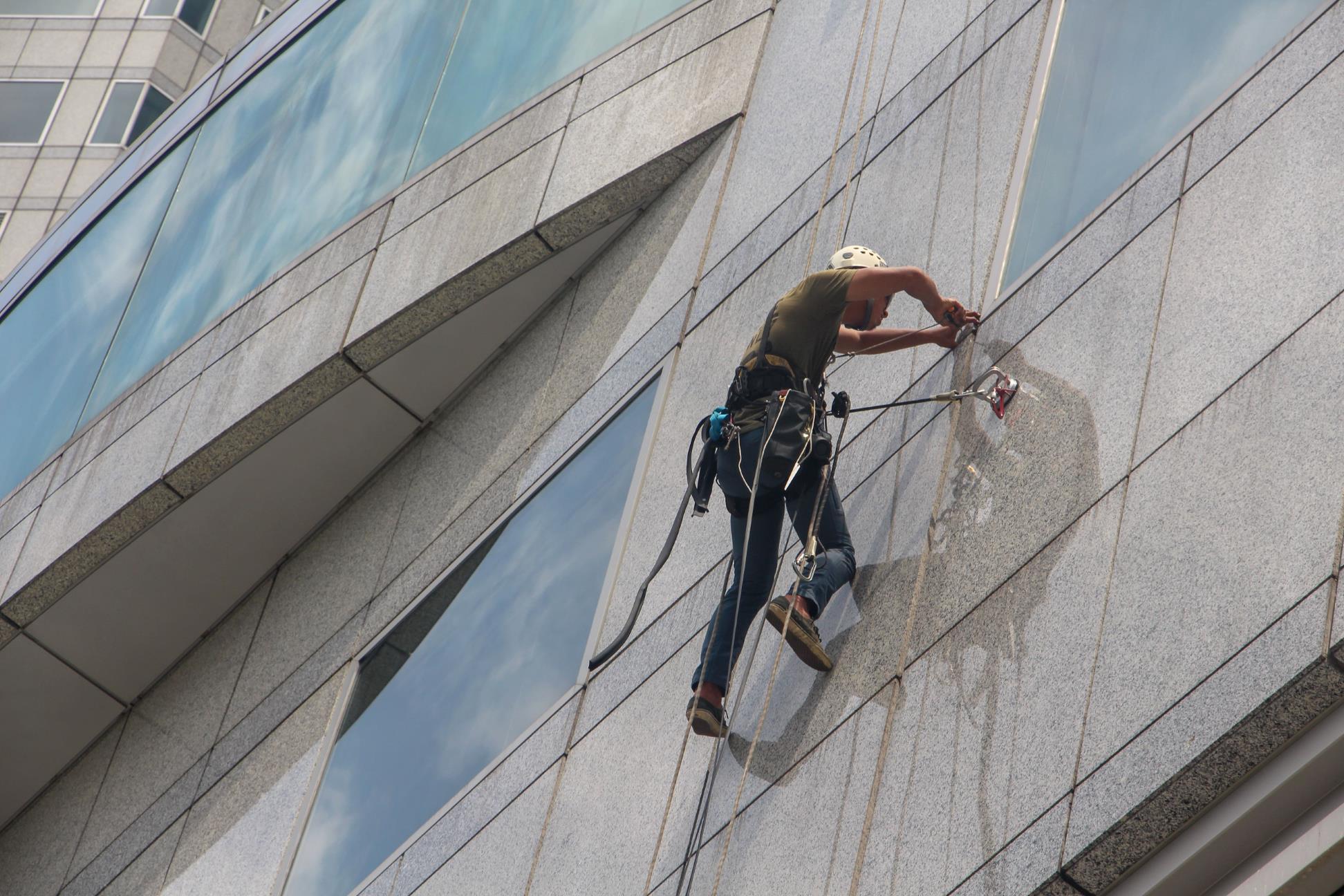 cleaning climber